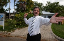 Under the Hammer - Stuart Harrold Under the Hammer - Stuart Harrold